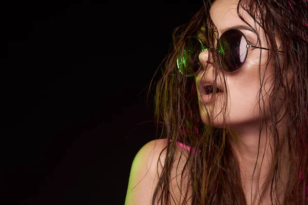 Sexy woman wearing sunglasses posing luxury studio lifestyle — Stock Photo, Image