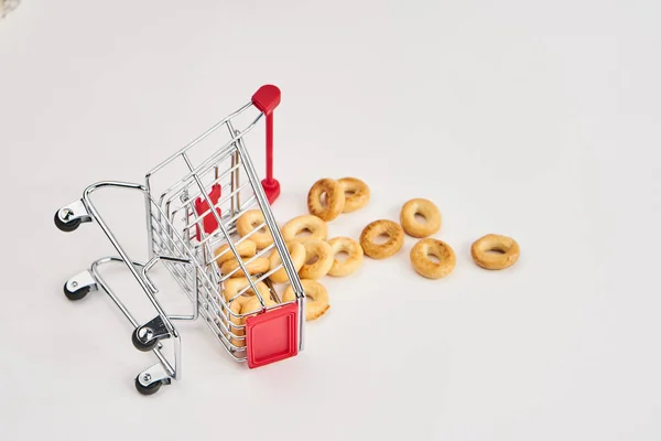 Élelmiszer bevásárlókocsik szupermarket vásárlás a boltban — Stock Fotó