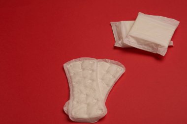 ped tampon iç çamaşırı kadın hijyen kırmızı arka plan