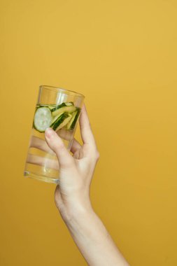 Salatalık taze vitaminler zehirden arındırma sarı arka plan kozmetolojisi