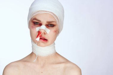 Yüzü bandajlı bir kişinin sağlık sorunları izole edilmiş