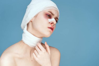 Mavi eldivenli bayan hasta kırmızı dudaklı ameliyat yüz yenileme stüdyo yaşam tarzı