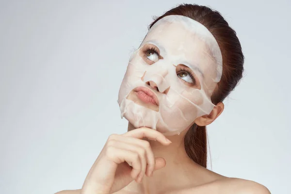 Wanita cantik bahu telanjang masker wajah close-up perawatan kulit — Stok Foto