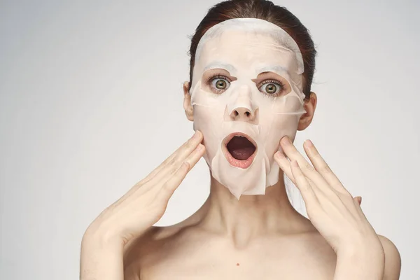 Émotionnel femme cosmétique visage masque close-up lumière fond — Photo