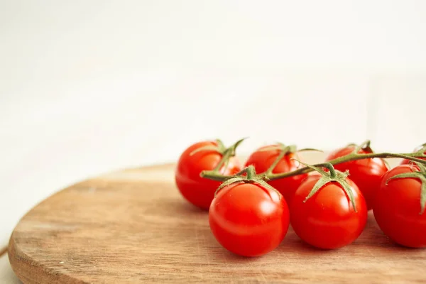 Ingredientes Tomates cherry sobre un fondo de madera de tabla de cortar —  Fotos de Stock