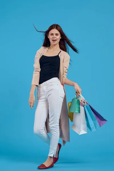 美しい女性マルチカラーパック感情ショッピングファッション隔離された背景 — ストック写真