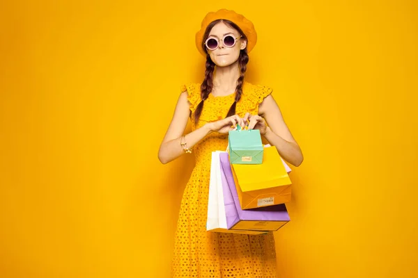 Гарна жінка в сонцезахисних окулярах позує на моді покупок ізольований фон — стокове фото