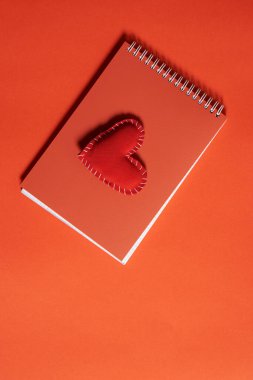 resim çizimi hobi ahşap model boya kırmızı zemin