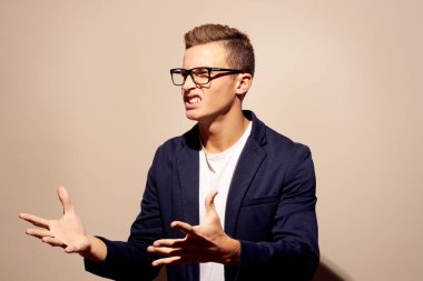 İş adamları gözlüklü poz veriyor.