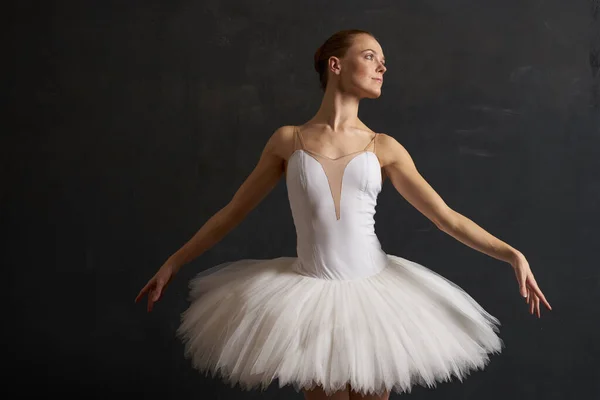 흰 투투 댄스 공연을 하고 있는 발레리나의 어두운 배경 — 스톡 사진
