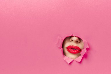 Kadınların dudakları pembe poster göz kamaştırıcı yaşam tarzı