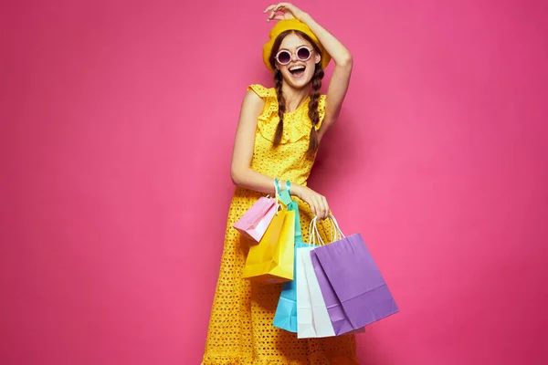Leende kvinna i en gul hatt Shopaholic mode stil studio modell — Stockfoto