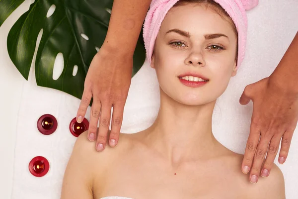 Γυναίκα με ροζ πετσέτα στο κεφάλι φροντίδα του σώματος καθαρό δέρμα υγεία — Φωτογραφία Αρχείου