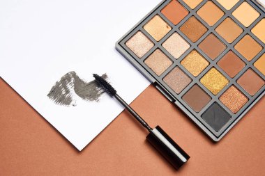 makyaj fırçaları rimel aksesuarları cazibe kahverengi arka plan