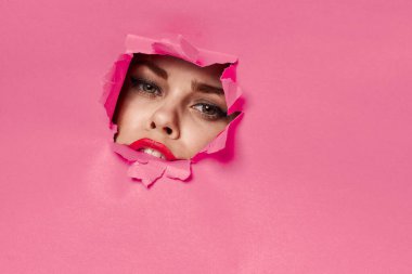 Neşeli kadın posteri, pembe arka plan ve kırmızı dudaklar.