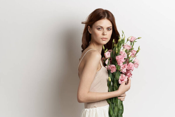 веселая женщина розовый букет цветов моды летний стиль жизни гламур