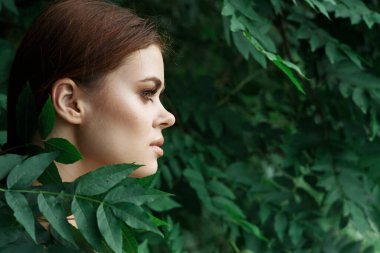 Gülümseyen kadın makyaj spa doğası taze hava yaşam tarzı