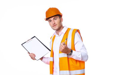 Profesyonel olarak çalışan belgeli bir mühendis.