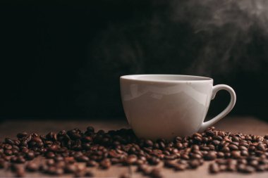 Kahve çekirdekleri yukardan taze demlenmiş içecek manzarası