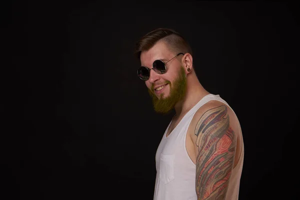 Bebaarde macho man in wit t-shirt zonnebril mode tatoeages — Stockfoto