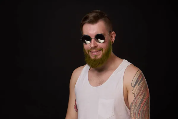 Alegre barbudo hombre en blanco camiseta gafas de sol posando — Foto de Stock