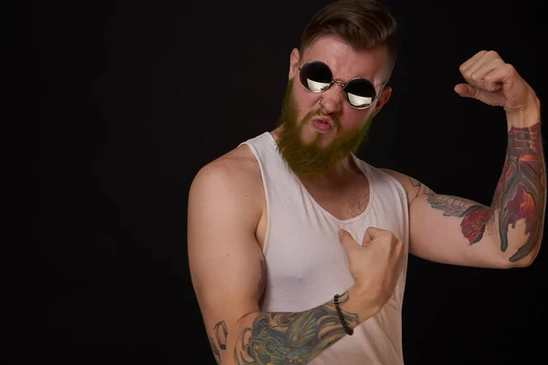 Hombre macho barbudo en camiseta blanca gafas de sol tatuajes de moda —  Fotos de Stock