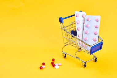 Uyuşturucu yük arabaları servis teslimatları eczanenin sarı arka planı