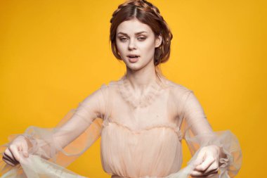 Güzel kadın saç stili eğlence kozmetik moda izole edilmiş arka plan