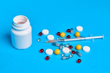 Ağrı kesici vitaminler ilaç kapsüllerini mavi arka plan