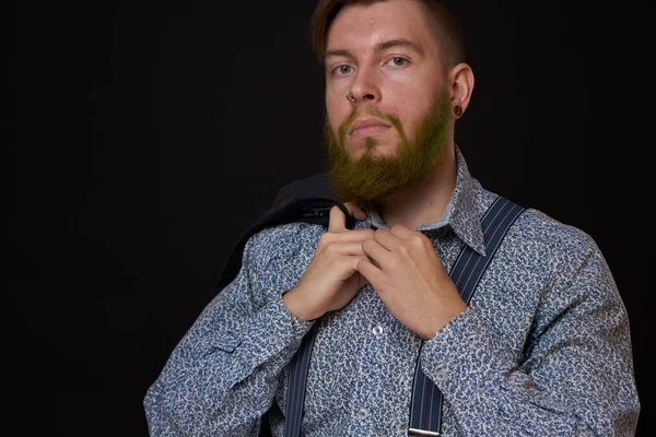 턱수염우아 한 남성의우아 한 스타일의 셔츠어두운 배경 — 스톡 사진