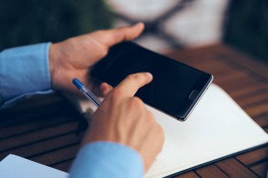 Çevrimiçi internet teknolojisi yöneticisiyle açık havada çalış