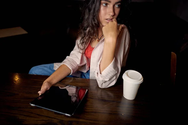 Nő tabletta kávézó kommunikációs internet eszköz — Stock Fotó