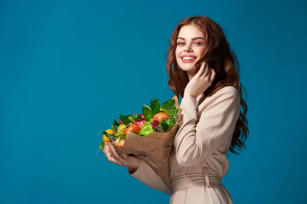 Bella donna sorriso posa frutta bouquet vitamine blu sfondo — Foto Stock
