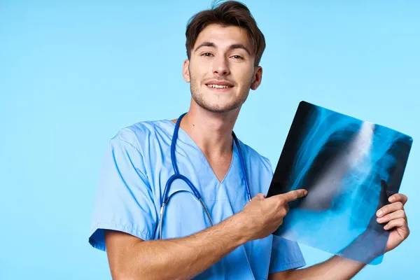 Erkek doktor x-ray tanı steteskop incelemesi mavi arka plan — Stok fotoğraf
