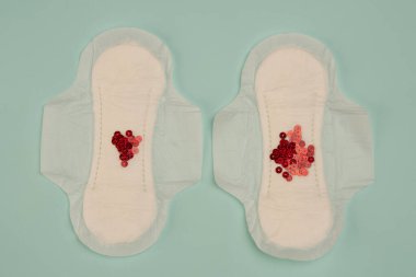 Kanlı, kadınsı hijyen regl koruma üst görünüm