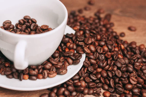 Yukarıdan bir fincan kahve gurmesi latte resmi