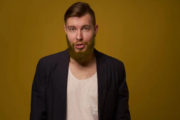 Бородатый мужчина модный пиджак прическа создает уверенность в себе — стоковое фото