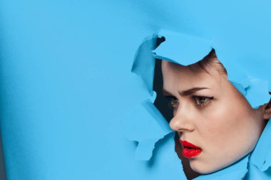 Kadın yüzü kırmızı dudaklar portre cazibesi sergiliyor