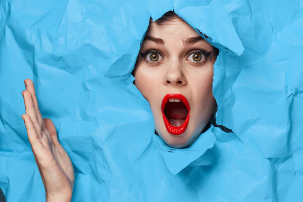 женское лицо синий фон красные губы макияж эмоции