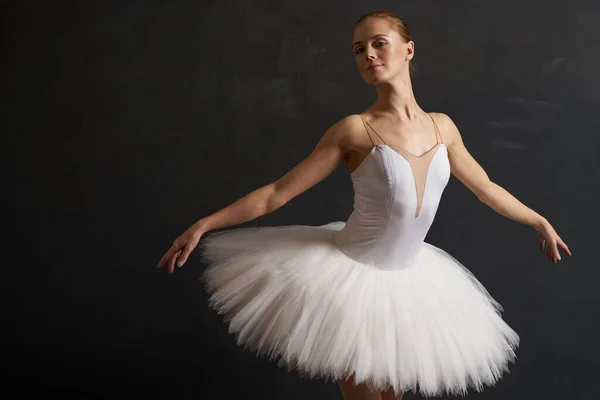 Ballerine dans un tutu blanc danse performance silhouette sombre fond — Photo