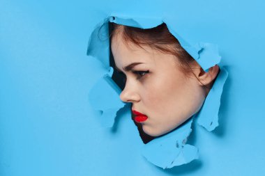 Kadın yüzü kırmızı dudaklar portre cazibesi sergiliyor