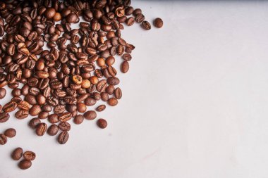 Kahverengi kahve çekirdekleri yukarıdan görünüyor.