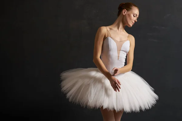 흰 투투 댄스 공연을 하고 있는 발레리나의 어두운 배경 — 스톡 사진