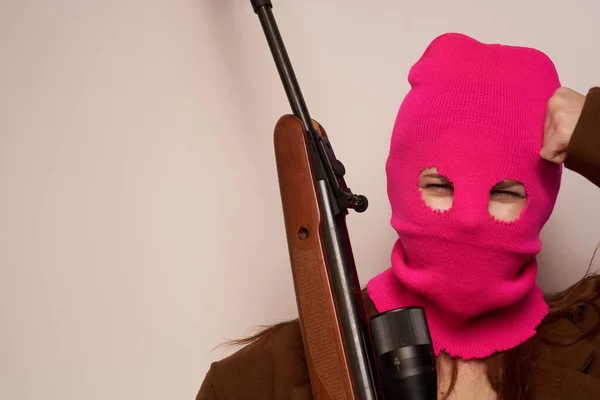 Женщина-стрелок с пистолетом в руке модель студии Lifestyle — стоковое фото