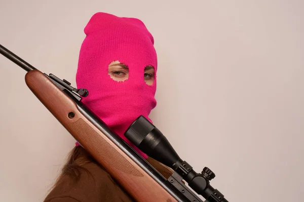 Женщина гангстер с пистолетом в руке образ жизни бежевый фон — стоковое фото