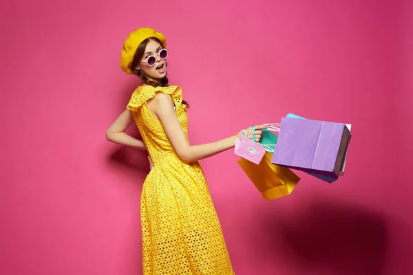 Donna sorridente con borse multicolore posa sfondo isolato — Foto Stock
