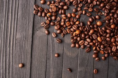 Doğal kahve, taze kokulu ahşap masa.