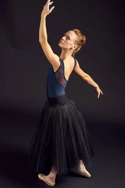 Bailarina mujer danza realizado estilo clásico aislado fondo — Foto de Stock