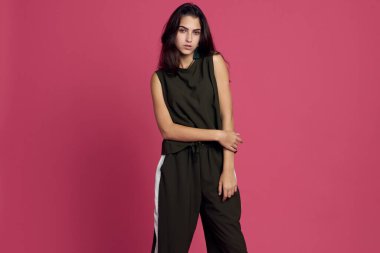 Güzel, esmer, şık takım elbiseli, modaya uygun, izole bir arka plan.