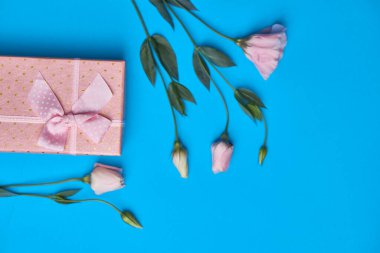 Hediye kutusu düğün çiçekleri üst görünümü